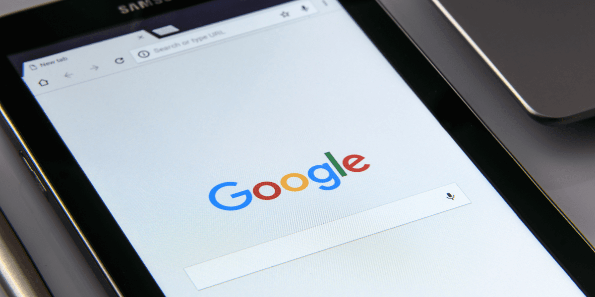 Teste da homepage do Google revela como a IA será distribuída em escala